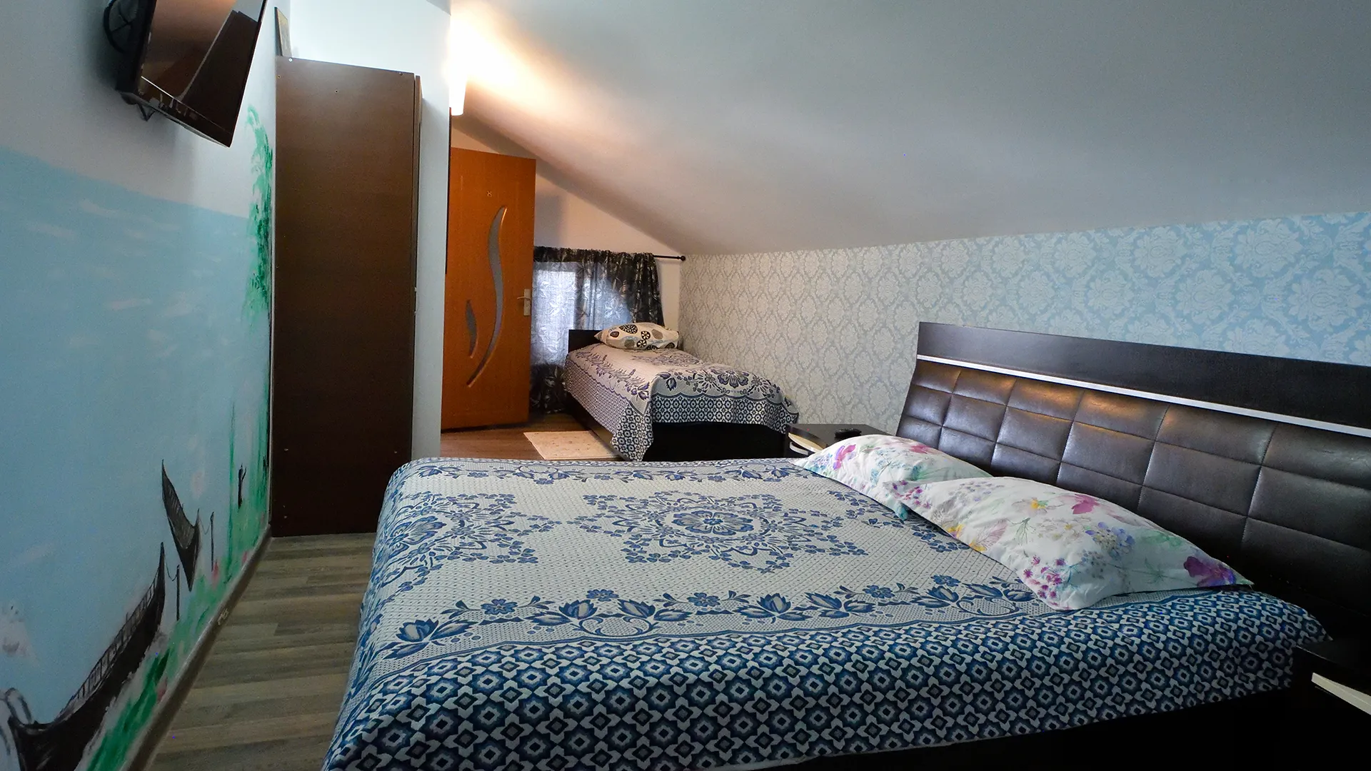 Camera tripla, de familie